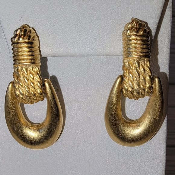 A7 Gold-tone Door-Knocker Style Pierced Earrings - Picture 1 of 2
